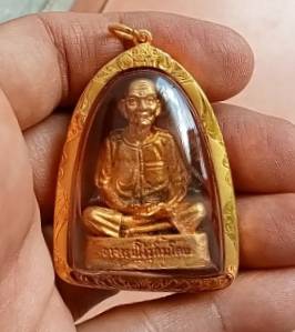 รูปหล่อรุ่นแรก  "อาแปะโรงสี วัดศาลเจ้า" ก้นลูกแก้ว(นิยม) พร้อมบัตรรับ 2 สถานบัน