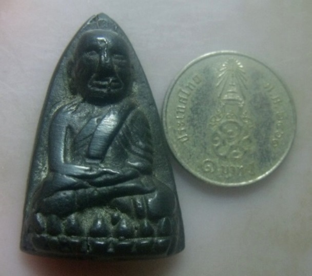 **วัดใจ**หลวงปู่ทวดหลังเตารีด พิมพ์ใหญ่ เนื้อเมฆพัตร เก่า ไม่ทราบที่**เนื้อจัด เชิญชมครับ 