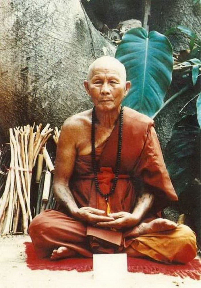 รูปหล่อพระพุทธ หลวงปู่ครูบาชัยวงศ์ วัดพระพุทธบาทห้วยต้ม จ.ลำพูน 