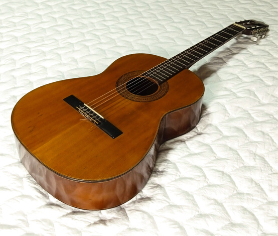 ในe-bay 10,000 กีตาร์คลาสสิคปี 1970 Abe Gut 63s เสียงดีมาก Cedar Top Classical Guitar