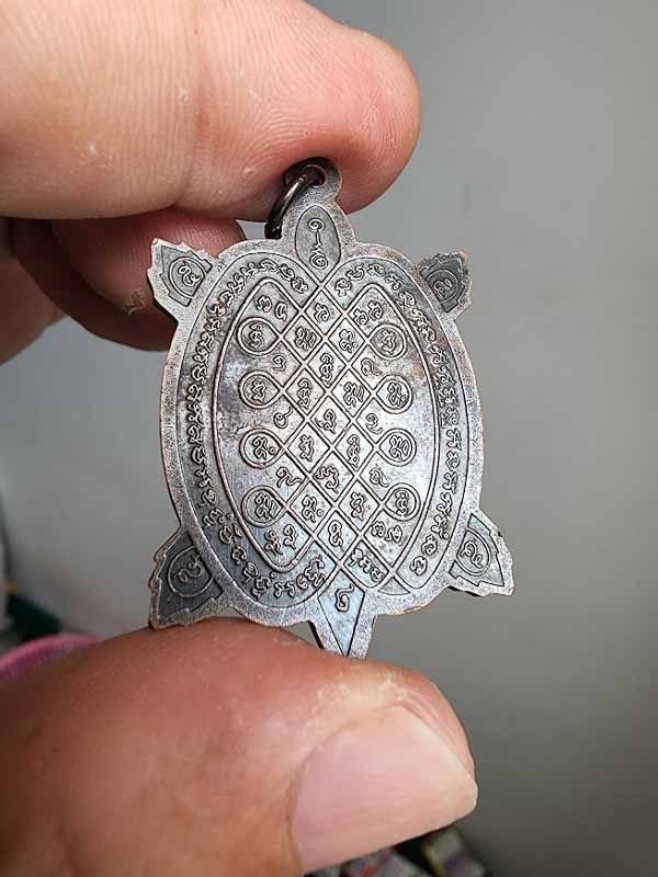 หลวงปู่หลิว รุ่นเอกลาภเงินล้าน เนื้อทองแดงรมดำ