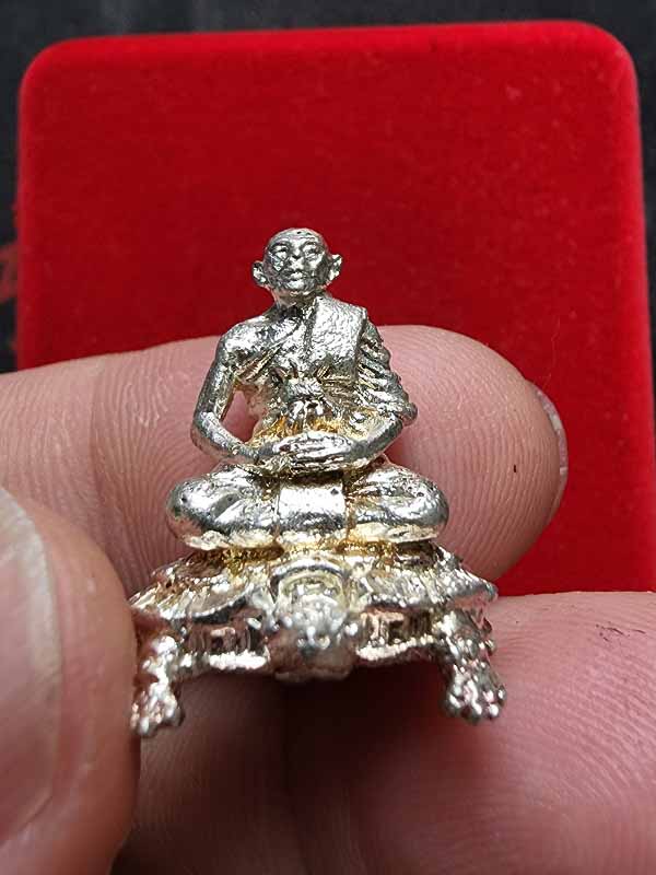 รูปหล่อหลวงปู่หลิว รุ่นลาภยศ เนื้อเงิน มีคราบน้ำทองสวยงามมาก