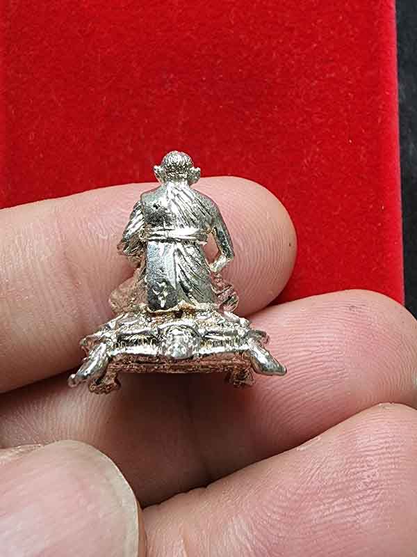 รูปหล่อหลวงปู่หลิว รุ่นลาภยศ เนื้อเงิน มีคราบน้ำทองสวยงามมาก