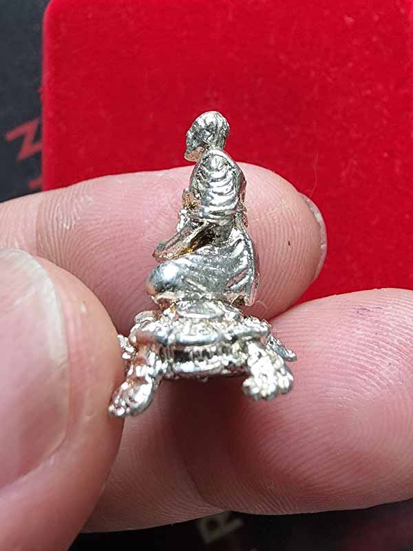 รูปหล่อหลวงปู่หลิว รุ่นลาภยศ เนื้อเงิน มีคราบน้ำทองสวยงามมาก