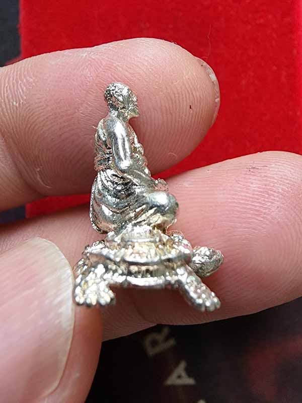 รูปหล่อหลวงปู่หลิว รุ่นลาภยศ เนื้อเงิน มีคราบน้ำทองสวยงามมาก