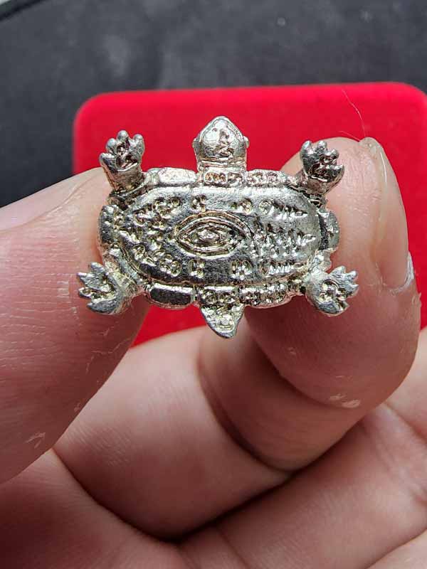 รูปหล่อหลวงปู่หลิว รุ่นลาภยศ เนื้อเงิน มีคราบน้ำทองสวยงามมาก