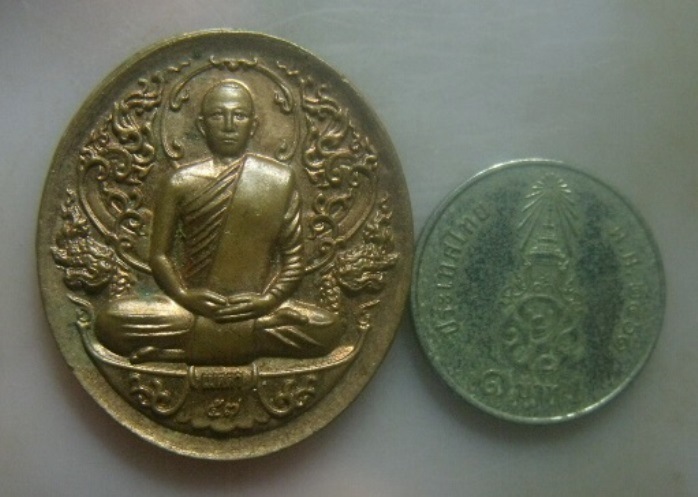 **วัดใจ**เหรียญรุ่นแรก พระอาจารย์ณรงศักดิ์ วัดป่าจำปาซำอ้ม จ.อุดรธานี ปี ๒๕๕๗**สวยๆ