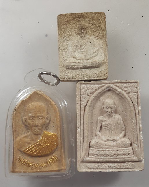 " พระผงสมาธิ หลวงพ่อเกษม เขมโก สุสานไตรลักษณ์ จ.ลำปาง ปี 2528 + 2534 + พระผงระฆัง หลังจีวร ทีเดียว 3