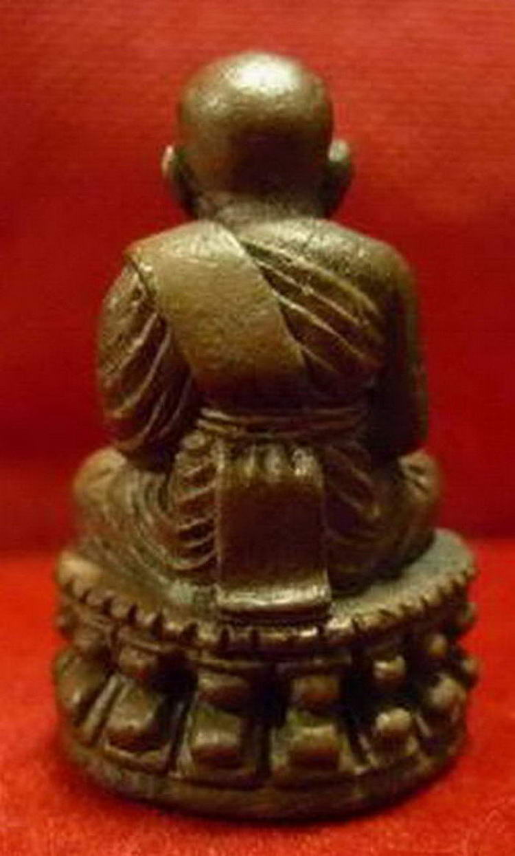 หลวงปู่ทวดลอยองค์  เนื้อเมฆสิทธิ์ วัดนาทวี จ.สงขลา ปี ๒๕๕๑ 