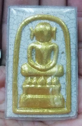 พระสมเด็จพิมพ์ไกเซอร์ ปิดทองพระ ขนาดกลาง ด้านหลังประทับตรายางวัด พร้อมติดเหรียญสมเด็จโต ปี๒๕๕๖