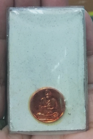 พระสมเด็จพิมพ์ไกเซอร์ ปิดทองพระ ขนาดกลาง ด้านหลังประทับตรายางวัด พร้อมติดเหรียญสมเด็จโต ปี๒๕๕๖