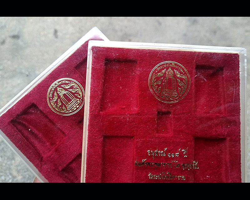 พร้อมกัน 2 ใบ กล่องเปล่าชุด 5 องค์ พระสมเด็จวัดระฆัง 118 ปี แต่เขี้ยวหักตามภาพนะครับ แถมกล่องกระดาษ