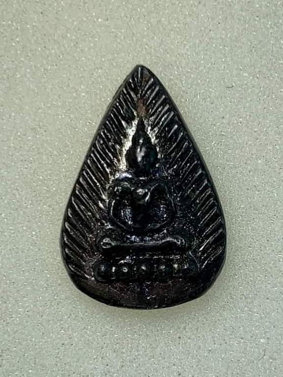 พระกลีบบัวหลวงปู่บุญ วัดกลางบางแก้ว เนื้อเมฆพัตร หลังยันต์ปิดตา
