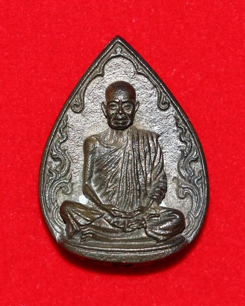 เหรียญหล่อหลวงพ่อคูณ วัดบ้านไร่ พิมพ์หยดน้ำกนกข้าง เนื้อนวโลหะ ปี 2537 พร้อมบัตรรับรอง(2)