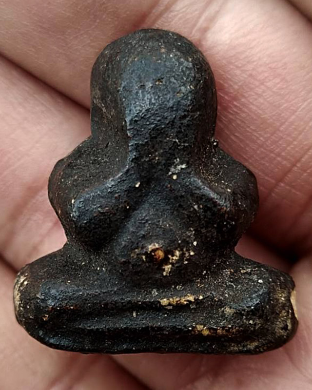 ปิดตาเนื้อผงลงรักพิมพ์ตะพาบ สะดือจุ่น หลวงพ่อทองสุข วัดสะพานสูง ปากเกร็ด จ.นนทบุรี