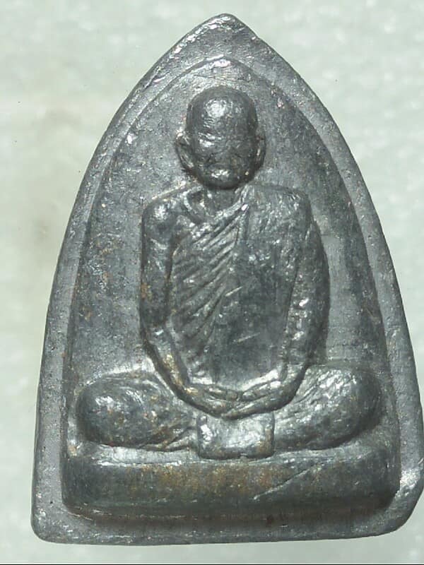 เหรียญเนื้อตะกั่วหลวงปู่เหมือน วัดปราสาทวนาราม บุรีรัมย์ ๘๐ ปี หลังลายเซ็น