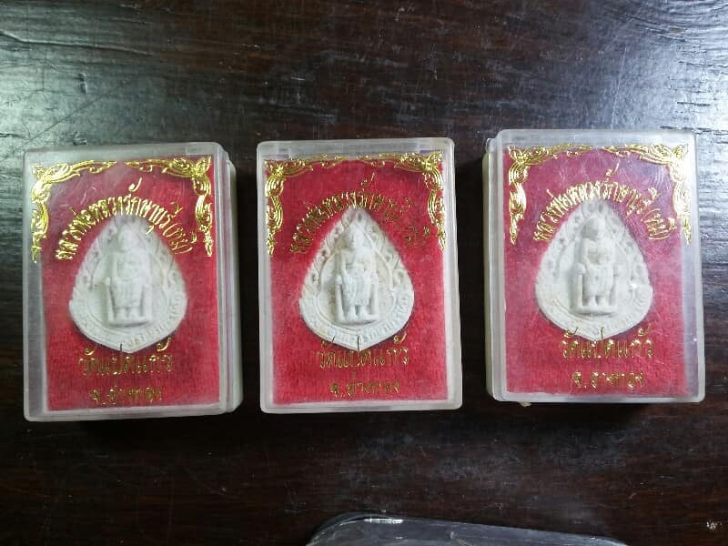 พระผงหลวงพ่อหลวงรักษาบุรี (หมี) วัดแปดแก้ว อ่างทอง 3 กล่อง เคาะเดียวครับ