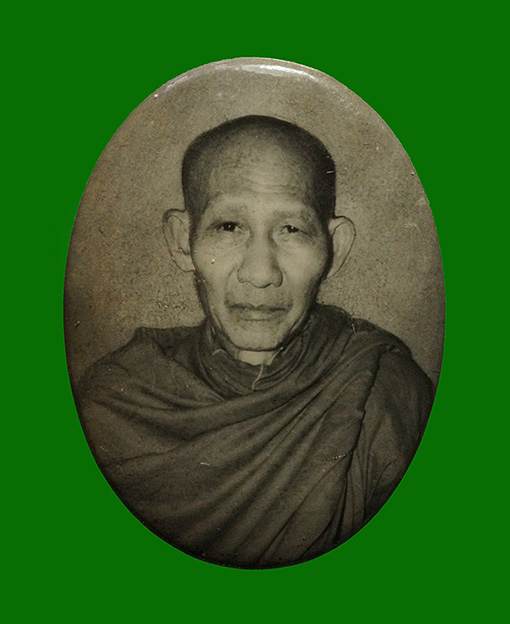 ล็อกเก็ตอมตะ รุ่นแรก หลวงพ่อเกษม เขมโก รุ่นมงคลเกษม81 หลังเนื้อทองแดง ปี 2535 บรรจุมวรสาร 9 มงคล เขย