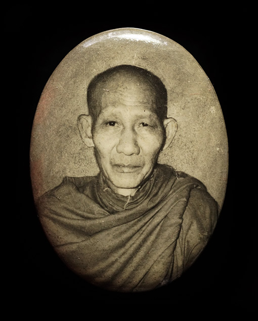 ล็อกเก็ตอมตะ รุ่นแรก หลวงพ่อเกษม เขมโก รุ่นมงคลเกษม81 หลังเนื้อทองแดง ปี 2535 บรรจุมวรสาร 9 มงคล เขย