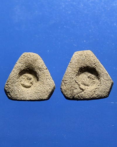 A139พระปิดตา จิ๋ว พิมพ์ 6 เหลียม ด้านหลังตอกโค๊ต  ไม่ทราบที่  จำนวน 2 องค์ 