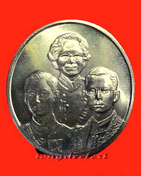 เหรียญ 3 สมเด็จ สมเด็จย่า,ร.8,ร.9 เฉลิมพระเกียรติ ปี 2542 เนื้ออัลปาก้าค่ะ