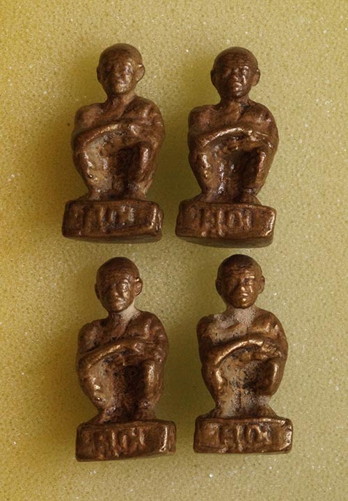 ...4 องค์...รูปหล่อนั่งยอง(ก้นจาร) หลวงพ่อคูณ ปริสุทโธ รุ่น 3 คุณหมอฉลาด สร้างถวาย วัดบ้านไร่ ปี 253