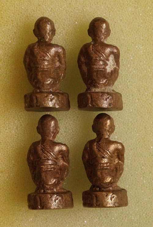 ...4 องค์...รูปหล่อนั่งยอง(ก้นจาร) หลวงพ่อคูณ ปริสุทโธ รุ่น 3 คุณหมอฉลาด สร้างถวาย วัดบ้านไร่ ปี 253