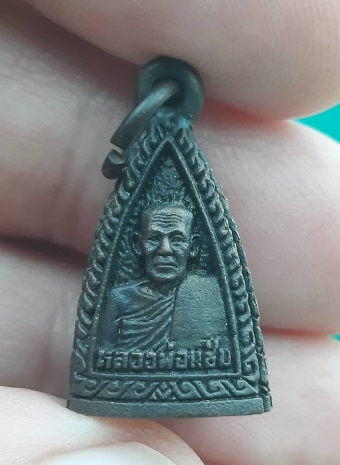 หลวงพ่อแช่ม วัดฉลอง พระกริ่งสามหน้า กล่องเดิมๆครับ
