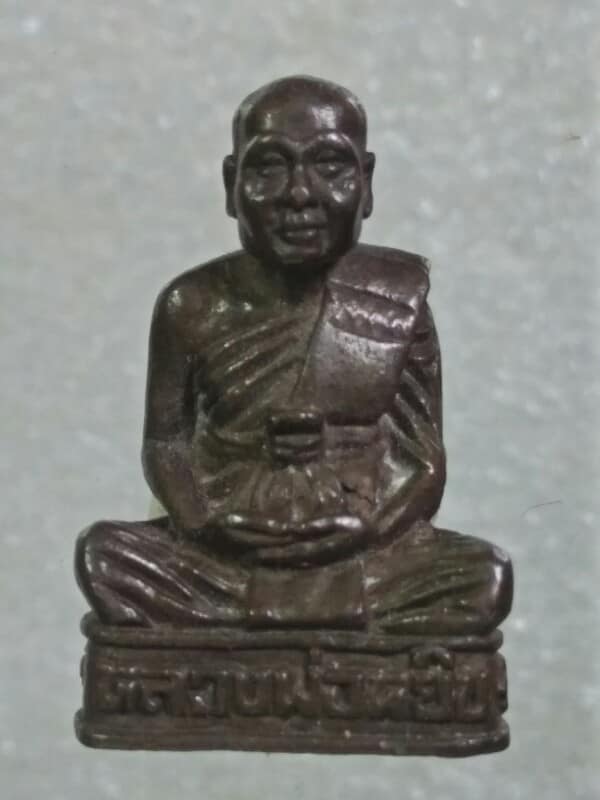 รูปหล่อหลวงพ่อหยิบ วัดโบสถ์ พนัสนิคม ชลบุรี เนื้อนวะ