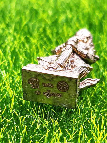 ท้าวเวสสุวรรณ หลวงพ่อทอง วัดบ้านไร่ รุ่น ยกฐานะทองนำโชค เนื้อขันลงหิน หมายเลข 686 พร้อมกล่องเดิม