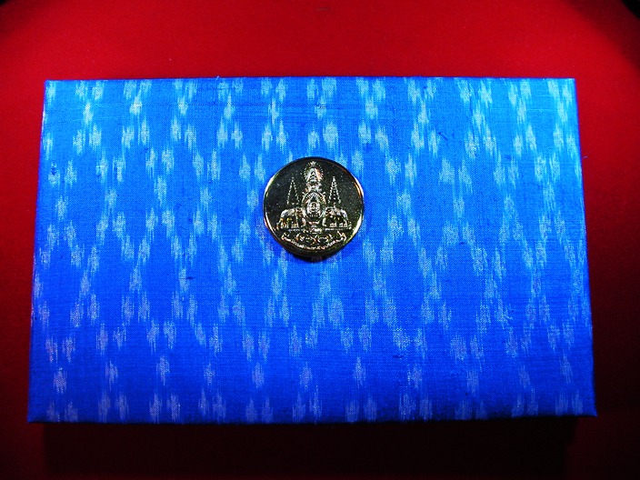 ธนบัตร๕๐๐บาท รุ่เฉลิมพระเกียรติพระบาทสมเด็จพระเจ้าอยู่หัว ฉลองสิริราชสมบัติครบ ๕๐ ปี พร้อมซองผ้าไหม 