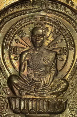 เหรียญนั่งพานชนะมารเนื้อทองเหลือง เลี่ยมทองคำแท้  สภาพผิวสวยเดิมๆ พร้อมบัตรพระแท้