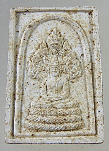 ๒๐ พระผงนาคปรก หลังหลวงปู่บุดดา