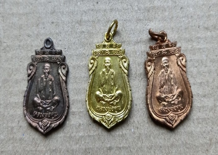 เหรียญเสมารุ่น เทพประทานพร เนื้อนวะ+ทองเหลือง+ทองแดง ปี36