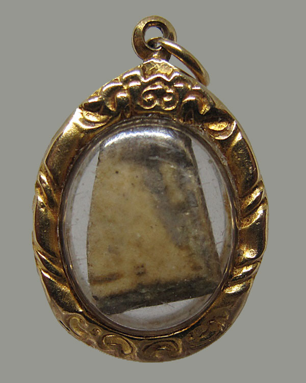 ชิ้นส่วนพระสมเด็จ เลี่ยมทอง