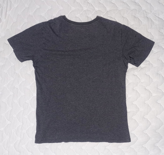 เสื้อยืด UNIQLO ของแท้ สีเทา ทรงสวยครับ