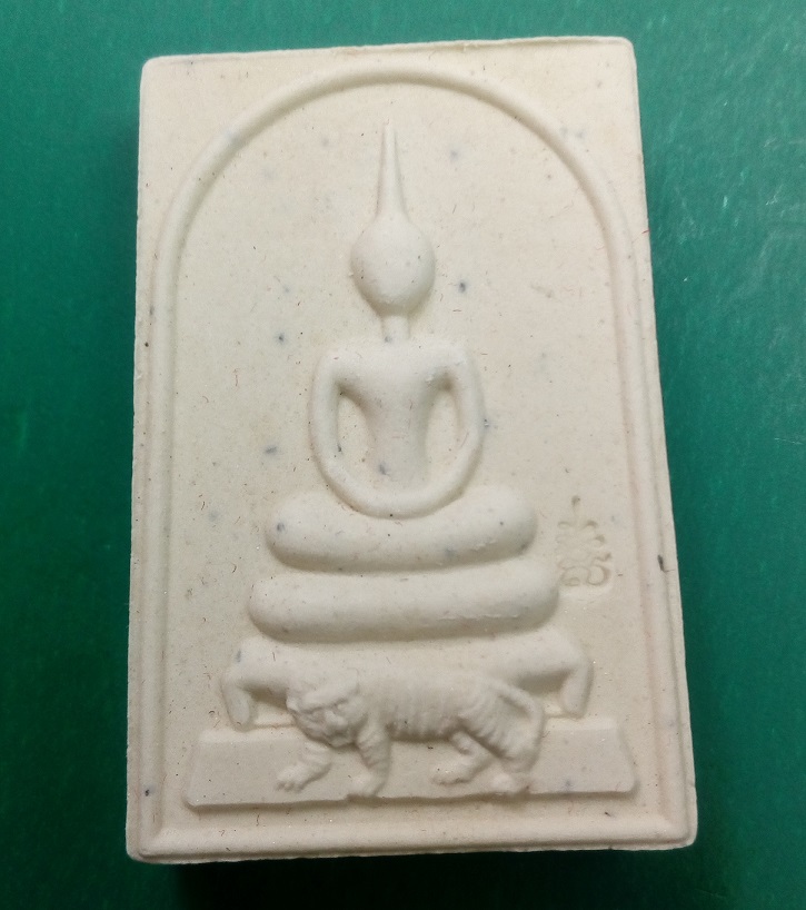 พระสมเด็จ( พิมพ์ขี่เสือ ) เนื้อผงพรายกุมารว่านมหาเสน่ห์ หลังฝังพลอยเสก ปี 2553 