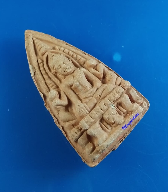 พระเลี่ยง เนื้อดิน รุ่นปิดทอง 51 วัดพระธาตุหริภุญชัย จ.ลำพูน พร้อมกล่องกัมหยี่เดิม