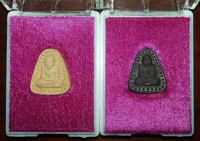 พระหลวงพ่อทวด วัดห้วยมงคล พิมพ์จอบเล็ก (ครบรอบ 1 ปี) ออกปี 2548 (2 สี 2 องค์)