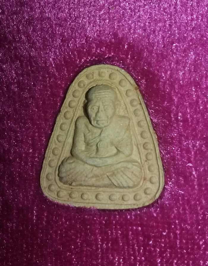 พระหลวงพ่อทวด วัดห้วยมงคล พิมพ์จอบเล็ก (ครบรอบ 1 ปี) ออกปี 2548 (2 สี 2 องค์)