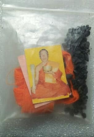 รูปถ่าย+เครื่องราง หลวงพ่ออุทัย วัดเกาะตาพุด ราชบุรี