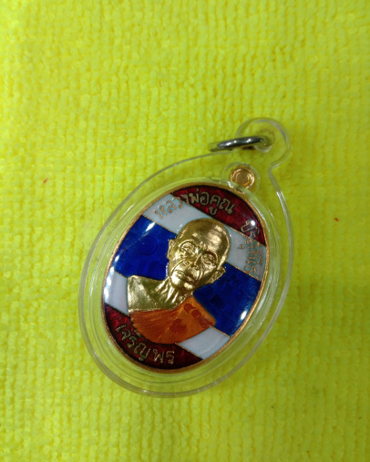 หลวงพ่อคูณ"เจริญพรล่าง"ลงยาลายธงชาติฝาบาตรเลี่ยมพร้อมใช้