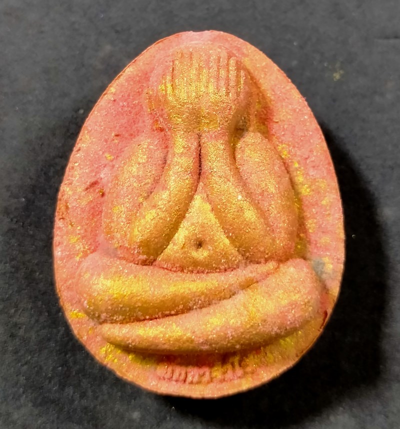 พระปิดตาจัมโบ้ปลดหนี้ รุ่นแรก หลวงพ่อสิน วัดละหารใหญ่ ระยอง 2565 เนื้อหลังคาโบสถ์สีส้ม ปัดทอง 