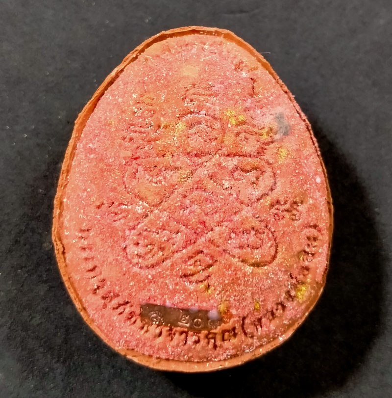 พระปิดตาจัมโบ้ปลดหนี้ รุ่นแรก หลวงพ่อสิน วัดละหารใหญ่ ระยอง 2565 เนื้อหลังคาโบสถ์สีส้ม ปัดทอง 