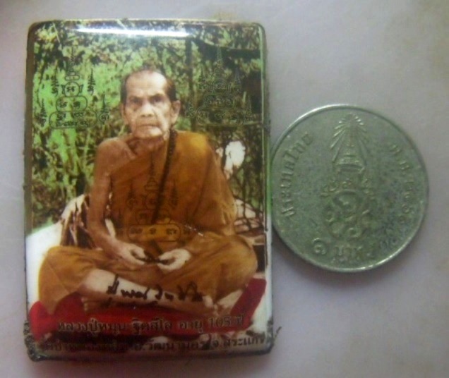 **วัดใจ**ล็อกเก็ตหลวงปู่หมุน อายุ 105 ปี วัดป่าหนองหล่ม จ.สระแก้ว**หลังฝังตะกรุด พลอย จีวร