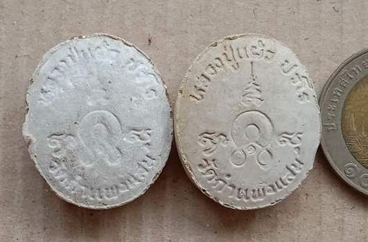 2องค์ พระผงเม็ดกระดุม หลวงปู่แผ้ว ออกวัดกำแพงแสน จ.นครปฐม ปี2545 ตามรูป