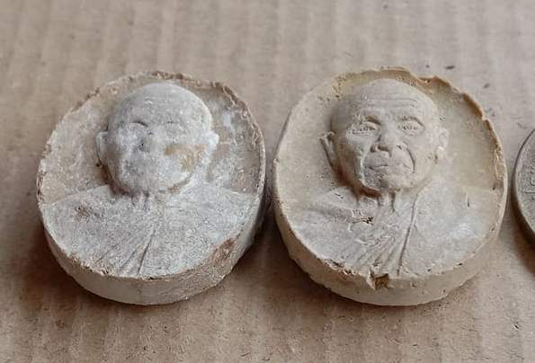 2องค์ พระผงเม็ดกระดุม หลวงปู่แผ้ว ออกวัดกำแพงแสน จ.นครปฐม ปี2545 ตามรูป