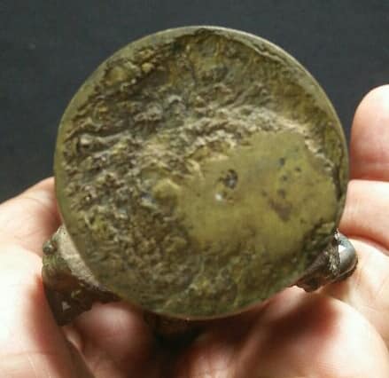 พระหล่อช่อ ๙ องค์พิมพ์พระกริ่ง อุดผง หลวงพ่อคูณ วัดบ้านไร่ เนื้อทองเหลือง รุ่น คูณพันล้าน 