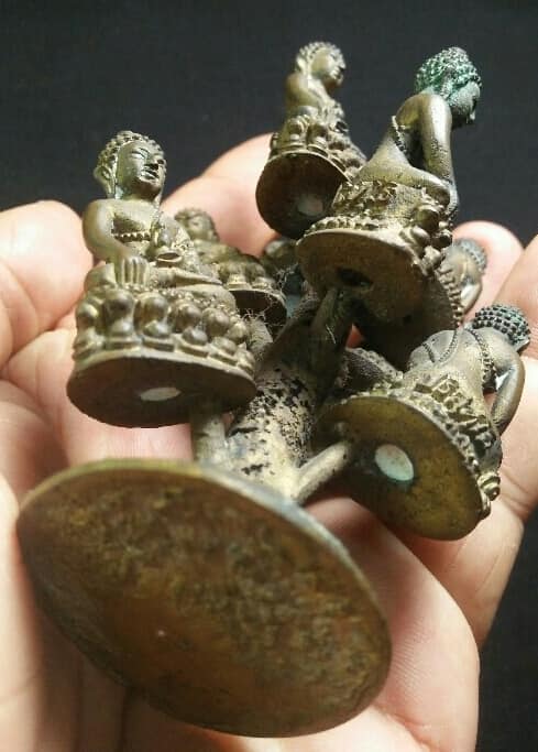 พระหล่อช่อ ๙ องค์พิมพ์พระกริ่ง อุดผง หลวงพ่อคูณ วัดบ้านไร่ เนื้อทองเหลือง รุ่น คูณพันล้าน 