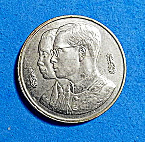 เหรียญที่ระลึก รุ่น ธรรมศาสตร์ 60 ปี  ปี 2537  สวยแชมป์ หายาก (เคาะเดียว)